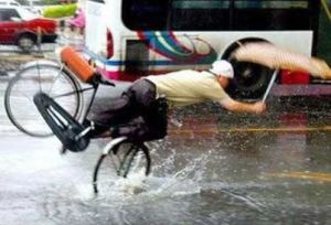 asian-rain-umbrella-bike-fail